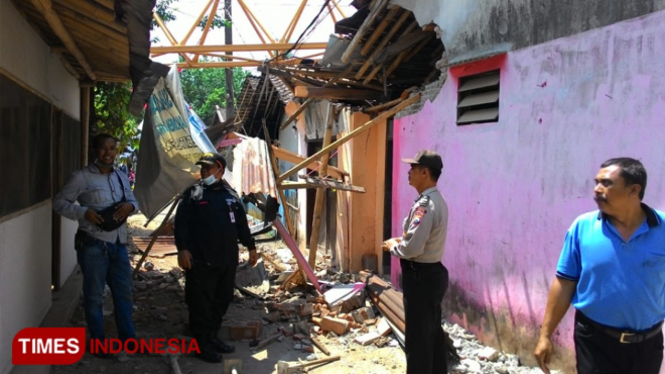 Petugas kepolisian tengah memeriksa lokasi jatuhnya crane proyek gedung kembar Unej yang menimpa rumah penduduk, Senin (12/8/2019). (FOTO: Polsek Sumbersari for TIMES Indonesia)