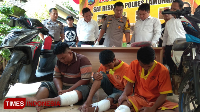 Tiga tersangka diamankan di Mapolres Lamongan, Senin (12/8/2019). (FOTO: MFA Rohmatillah/TIMES Indonesia)