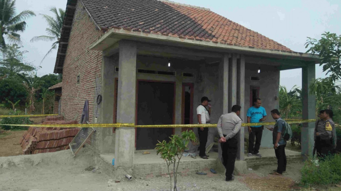 Garis polisi di rumah korban pembunuhan satu keluarga di Serang, Banten.