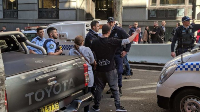 Polisi menahan seorang pria yang melakukan penusukan di pusat kota Sydney.