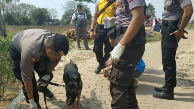 Anjing pelacak diturunkan usut pembunuhan satu keluarga di Kampung Gegeneng.