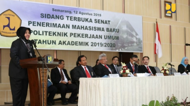 Sekjen PUPR Anita Firmanti pada Sidang Terbuka Senat Penerimaan Mahasiswa Baru Politeknik PU Tahun Akademik 2019/2020, di Semarang, Senin (12/8).