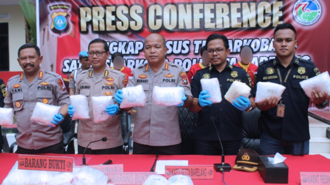 Kapolresta Barelang, Kombes Pol Hengki menunjukkan barang bukti sabu saat jumpa pers. (Foto: Istimewa)