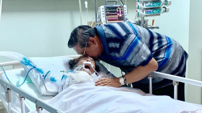 SBY bersama Ibundanya yang tengah dirawat