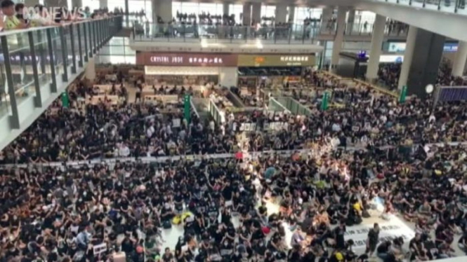 Situasi di Bandara Hong Kong hari Selasa (13/8/2019) yang diduduki oleh ribuan pengunjuk rasa pro demokrasi.