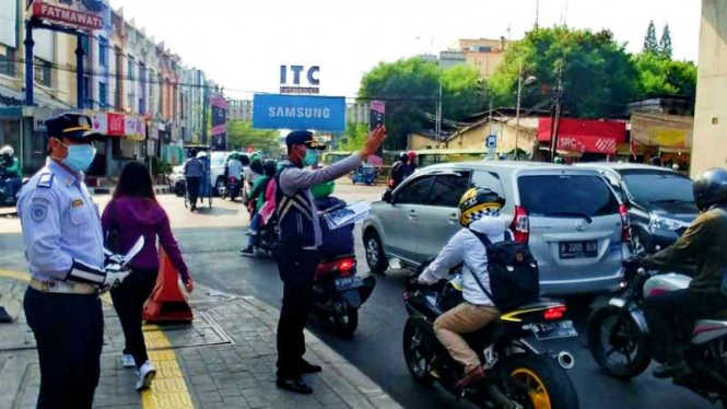 Petugas lakukan pemantauan uji coba perluasan ganjil genap di Fatmawati, Jaksel.