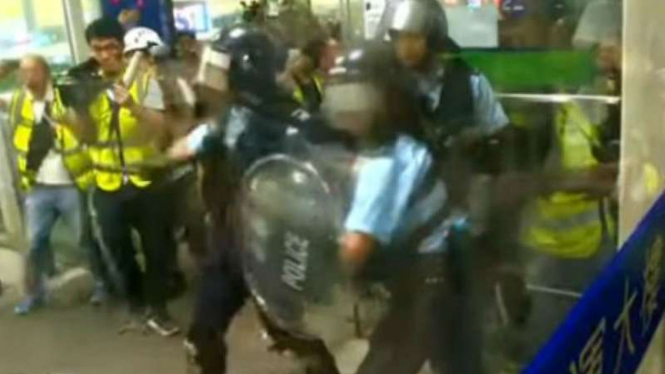 Polisi bentrok dengan massa demonstran di Bandara Hong Kong