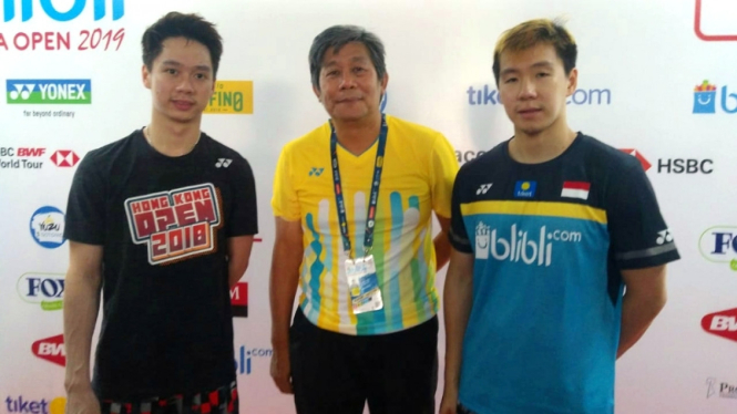 Ganda putra Kevin Sanjaya/Marcus Gideon bersama pelatih Herry Iman Pierngadi