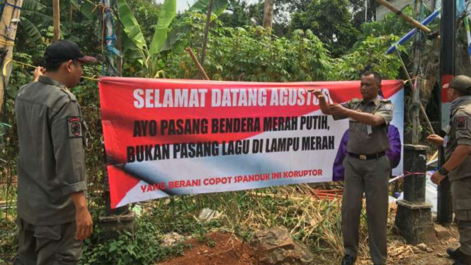 Satpol PP copot spanduk bernada sindiran di Depok, Rabu,, 14 Agustus 2019.
