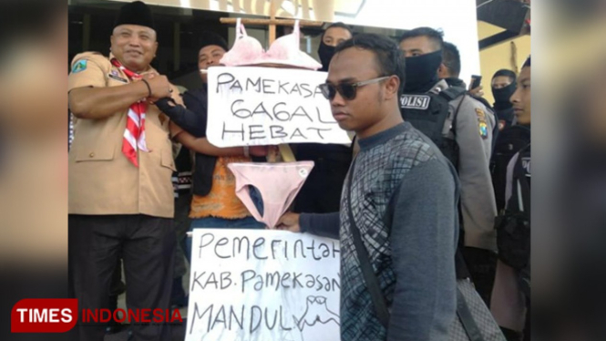Massa aksi saat menyerahkan pakaian dalam pada PLT Satpol PP Pamekasan. (FOTO: Akmad Syafii/TIMES Indonesia)
