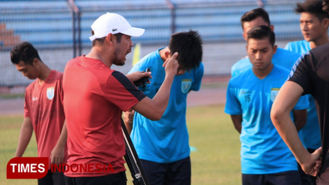 Pelatih Persela, Nil Maizar memberikan arahan kepada anak asuhnya, (FOTO: MFA Rohmatillah/TIMES Indonesia)