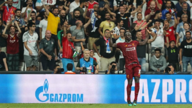 Striker Liverpool, Sadio Mane, merayakan gol