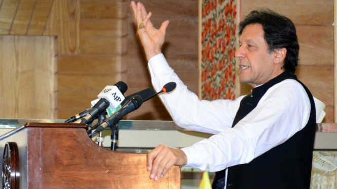 Imran Khan menyampaikan pidato tentang Kashmir bertepatan dengan peringatakan Hari Kemerdekaan Pakistan pada tanggal 14 Agustus. - AMIRUDDIN MUGHAL/EPA