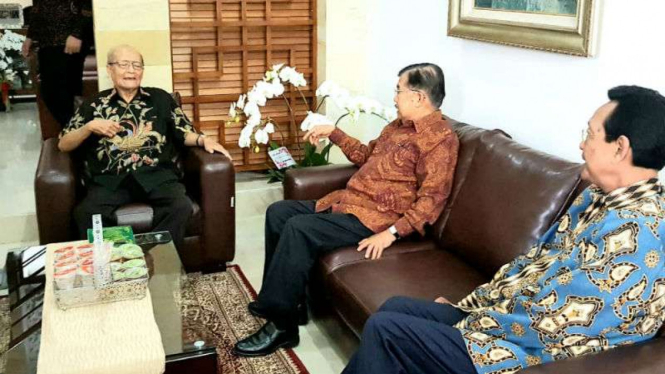 Wapres Jusuf Kalla bersilahturami ke kediaman Buya Syafii di Jogjakarta.