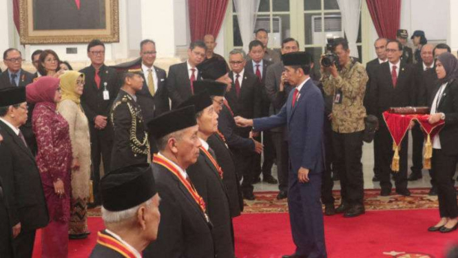 Presiden Joko Widodo, saat memberi Tanda Kehormatan di Istana Negera.