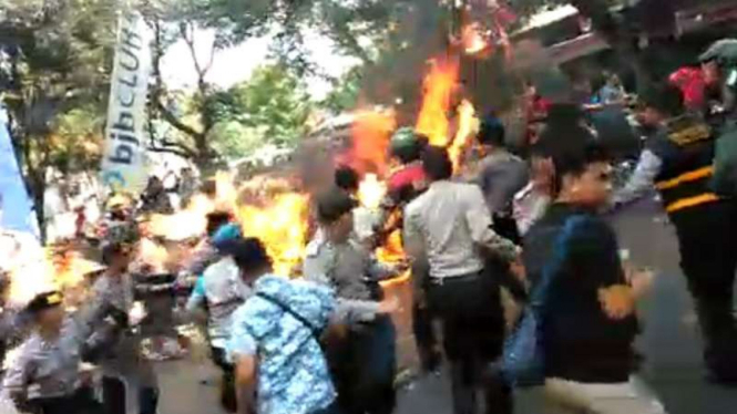 Aksi pembakaran terjadi saat polisi berusaha membubarkan unjuk rasa di Cianjur, Jawa Barat.