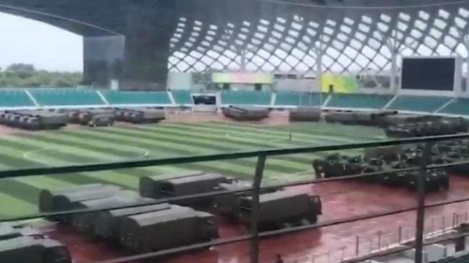 Truk-truk dan tank militer China ditempatkan di perbatasan wilayah Hong Kong