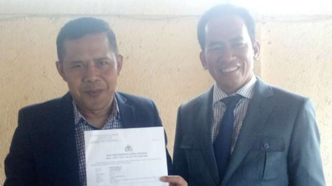 Babai Suhaimi, caleg PKB (kiri) dan kuasa hukum, Mujahid Al Latif.