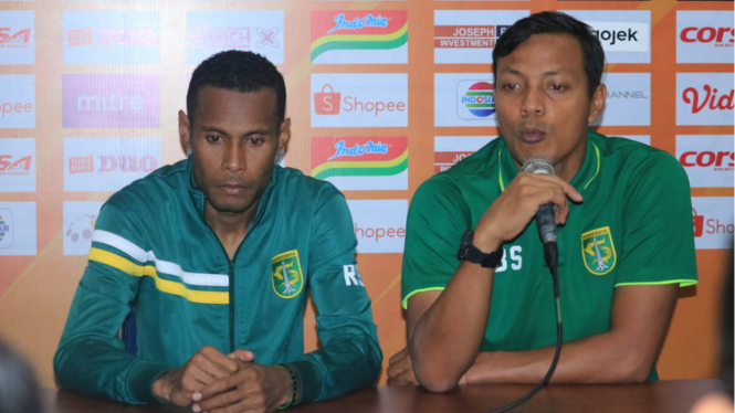 Pelatih interim Persebaya Surabaya, Bejo Sugiantoro & kapten Ruben Sanadi (kiri)