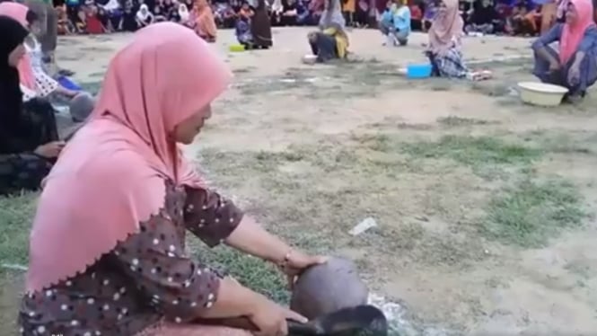 Lomba kupas kelapa di Aceh