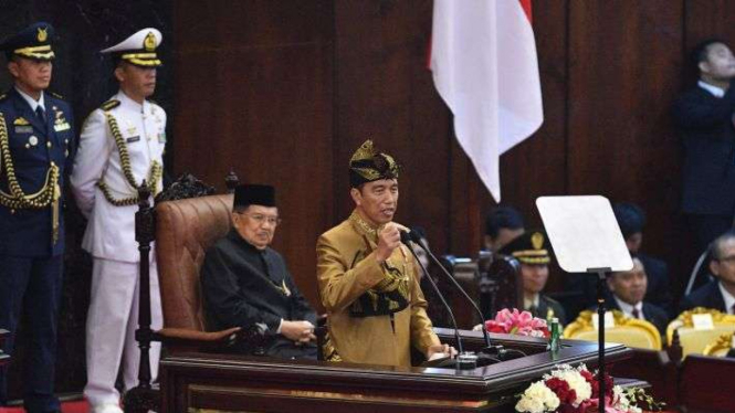 Presiden Joko Widodo dengan baju adat suku Sasak NTB di Sidang Bersama DPD-DPR