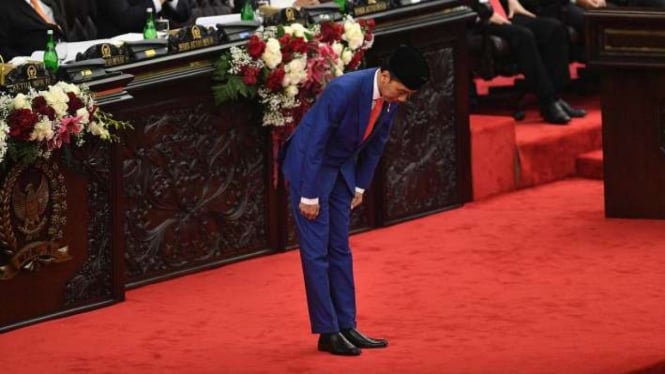Presiden Joko Widodo membungkuk beri hormat sebelum pidato di Sidang Tahunan MPR. Salah satu yang disinggung dalam Sidang Tahunan adalah rencana ibu kota baru RI.