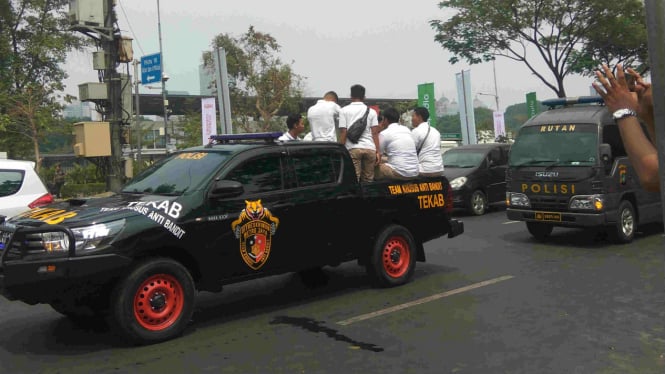 Oknum Polda Metro Jaya yang intimidasi wartawan peliput aksi unjuk rasa buruh di dekat gedung Dewan Perwakilan Rakyat (DPR) Senayan, Jumat 16 Agustus 2019.