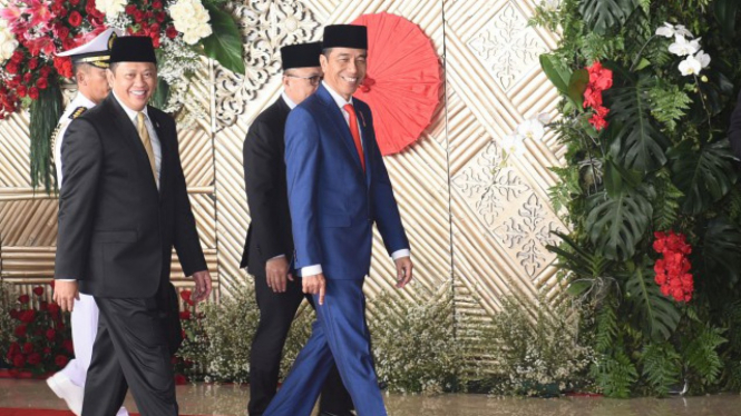 Presiden Republik Indonesia Joko Widodo bersama Ketua DPR RI Bambang Soesatyo