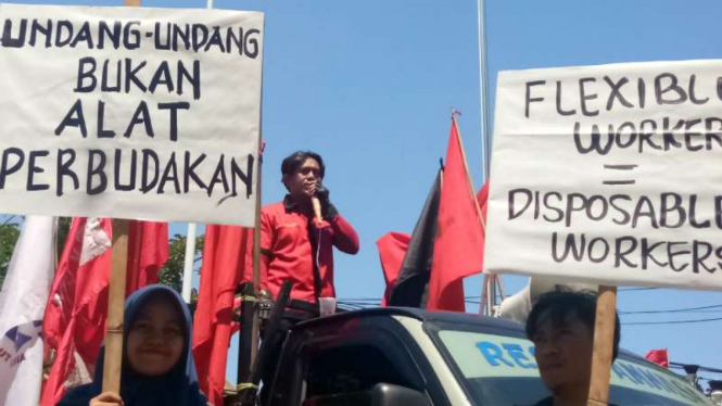 Ratusan buruh unjuk rasa menolak revisi UU Ketenagakerjaan, di Makassar, Sulsel.