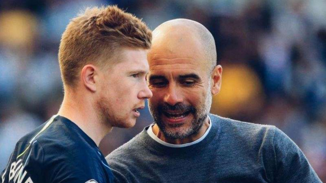 Manajer Manchester City, Pep Guardiola, memberi instruksi kepada Kevin De Bruyne