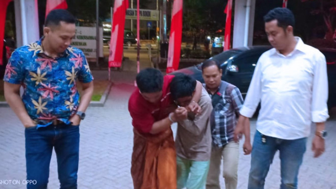 Kanit Reskrim Polsek Klampis Bripka Nurcahyo (baju batik) ketika membawa tersangka kasus peredaran narkoba untuk menjalani tes urine di RSUD Syamrabu Bangkalan. (FOTO: Istimewa)