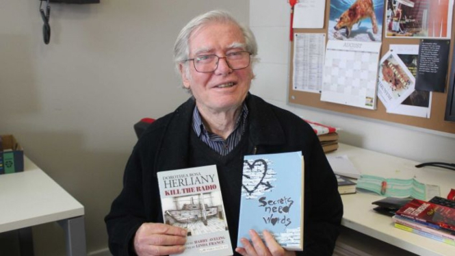 Potret Profesor Harry Aveling dengan dua buku kompilasi puisi Indonesia dalam Bahasa Inggris hasil terjemahannya.
