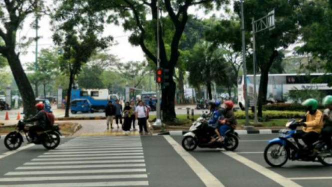 Lalu lintas di Jalan Medan Merdeka Selatan, Jakarta Pusat.