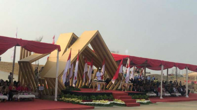 Gubernur DKI Jakarta, Anies Bawedan, memimpin upacara HUT RI ke-74 di Pulau D Reklamasi