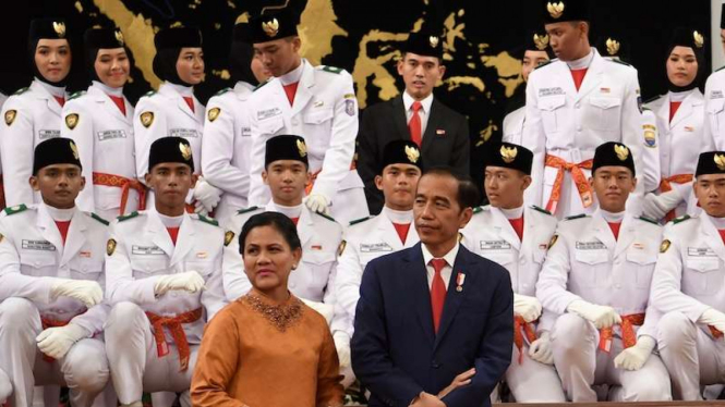 Jokowi dan Ibu Negara bersama anggota Pasukan Pengibar Bendera Pusaka Paskibraka HUT RI ke-74