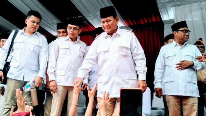 Ketua Umum Partai Gerindra Prabowo Subianto menyalami kader partai pada HUT RI ke-74