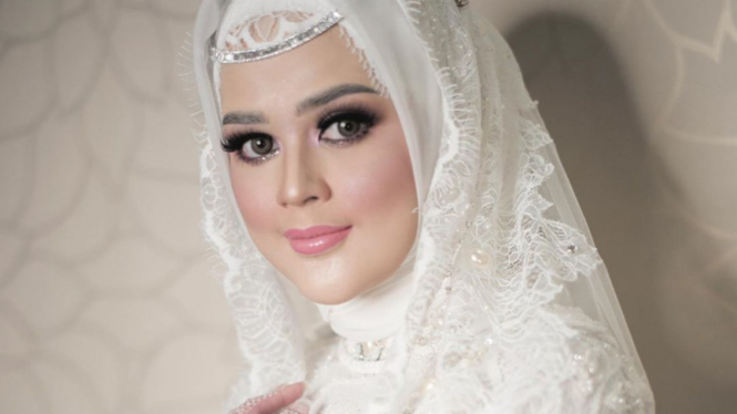 Cut Meyriska telah resmi dinikahi aktor Roger Danuarta di Meda, Sumatera Utara.