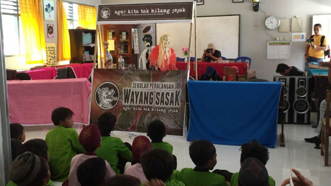 Dalang cilik tampil menghibur siswa SDN 47 Ampenan Mataram, NTB.