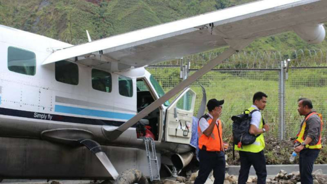 Pesawat Dimonim Air PK-HVL tergelincir saat mendarat di Bandara Mulia, Papua.