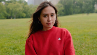 Si Cantik Andrea Putri Turk, Penyanyi Tanah Airku di Upacara HUT RI