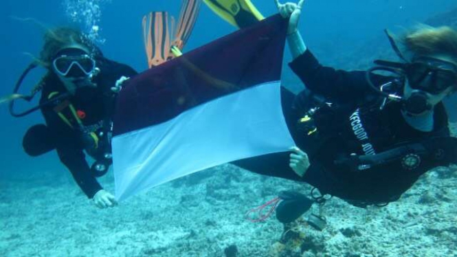Keseruan Peringatan HUT RI di bawah laut Lombok.