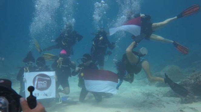 Keseruan Peringatan HUT RI di bawah laut Lombok.
