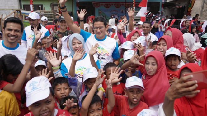 Sandiaga Uno merayakan HUT kemerdekaan RI ke-74 di Cilincing, Jakut