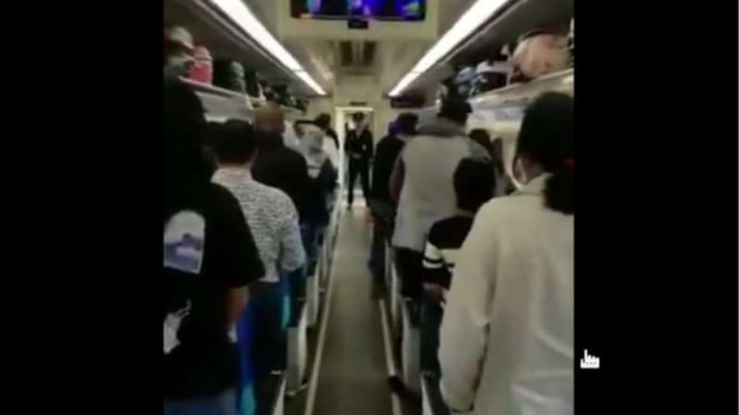 Penumpang kereta api nyanyikan lagu Indonesia Raya