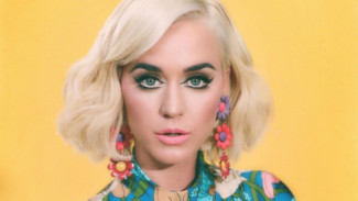 Seksinya Katy Perry, Usia 35 Pose Berbikini Merah