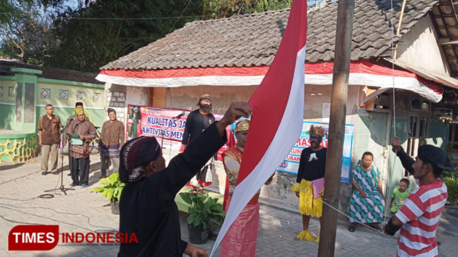 Pengibaran bendera merah mutih dalam upacara kemerdekaan RI ke 74 di Kelurahan Sidomulyo, Kecamatan/Kabupaten Tuban, Jawa Timur, Sabtu (17/08/2019). (FOTO: Safuwan/TIMES Indonesia)