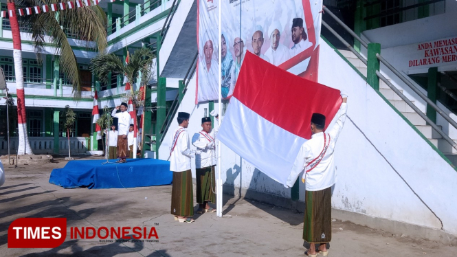 Upacara Hari Kemerdekaan di Ponpes Syaichona Mohammad Cholil Demangan, Madura, Bangkalan. (FOTO: Doni Heriyanto/TIMES Indonesia)
