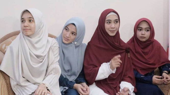 Oki Setiawa Dewi dan rekan artis di Masjid Istiqlal