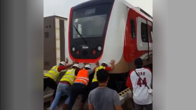 Lomba mendorong gerbong LRT