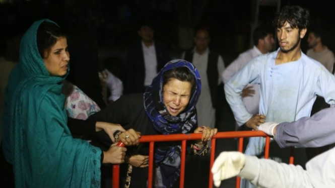 Para kerabat korban ledakan berkumpul di luar rumah sakit Kota Kabul. - EPA